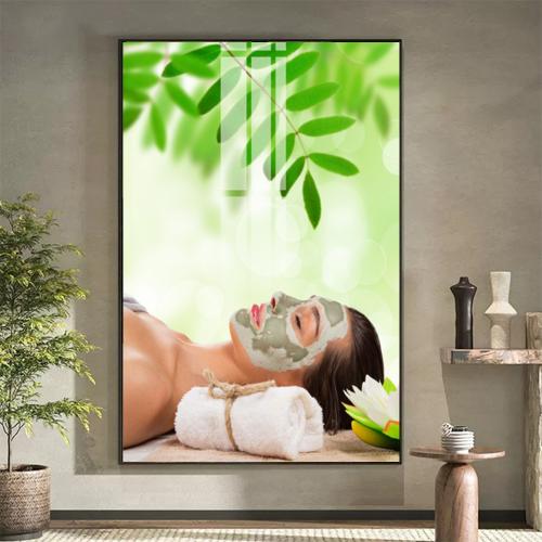 Tranh spa cô gái đắp mặt chăm sóc da thư giãn