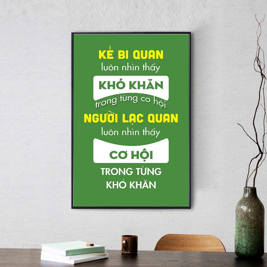 Tranh slogan động lực: Kẻ bi quan luôn thấy khó khăn trong từng cơ hội, người lạc quan luôn thấy cơ hội trong từng khó khăn